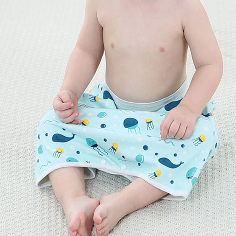 Bébé assis avec la culotte imperméable