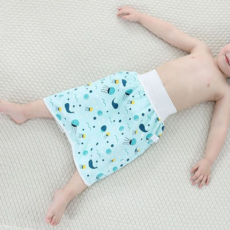 Bébé allongé portant la culotte imperméable