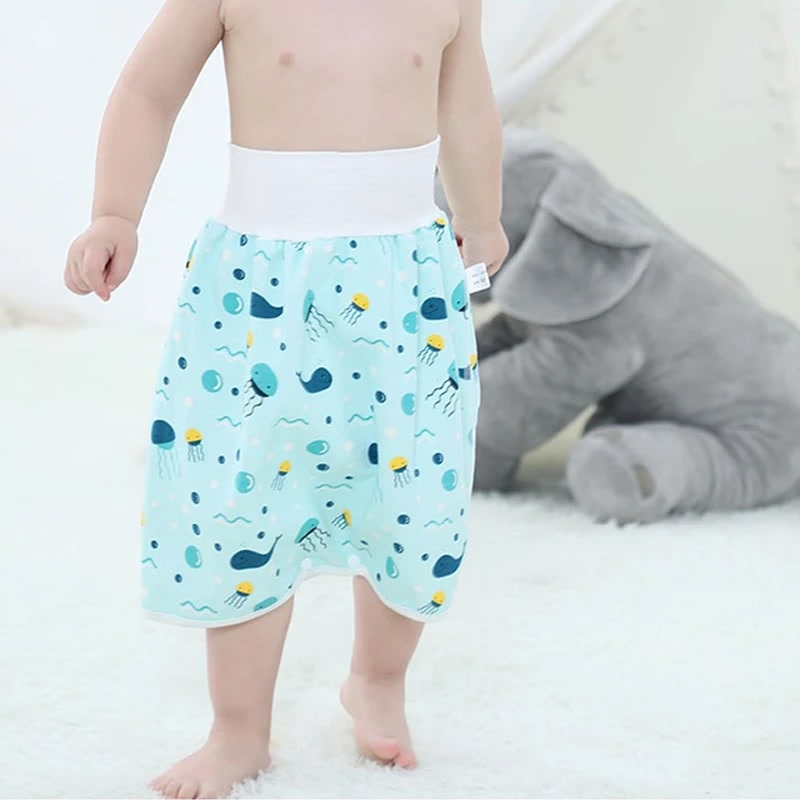 Enfant qui marche avec la culotte imperméable