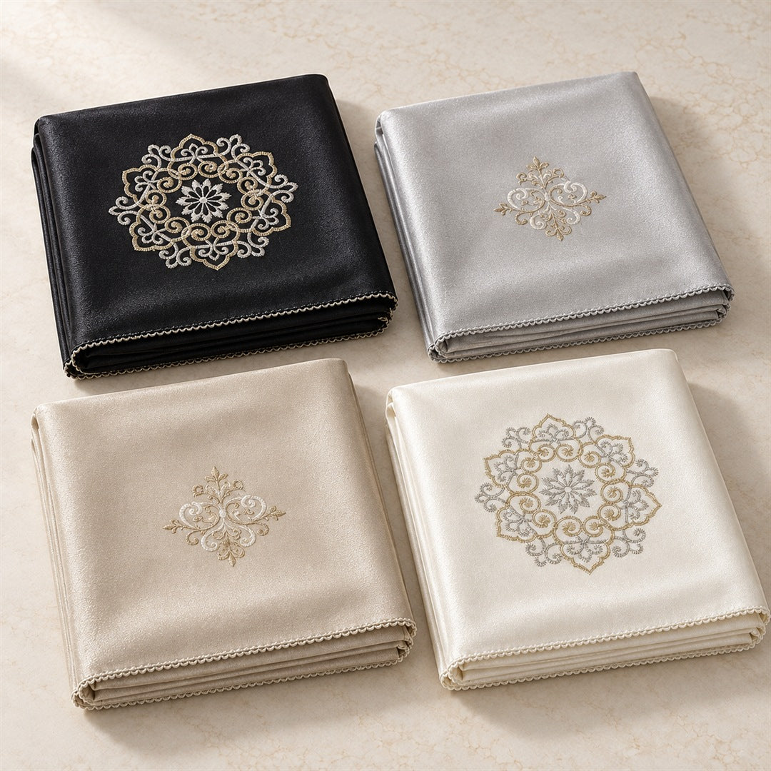 Nappes brodées pliées en plusieurs couleurs – أغطية طاولات مطرّزة بعدّة ألوان