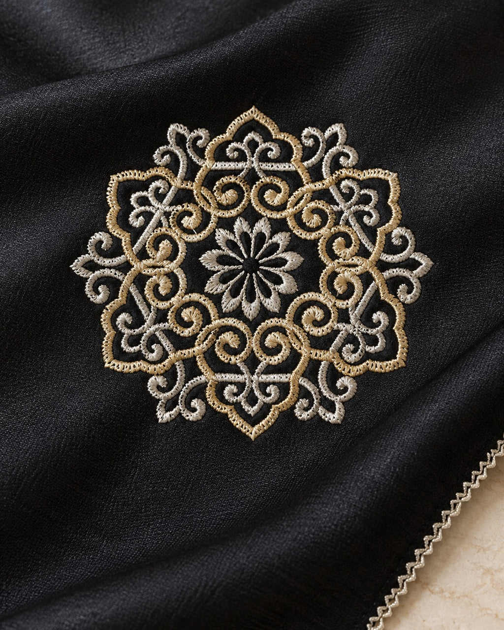 Broderie dorée et argentée sur nappe noire – تطريز ذهبي وفضّي على غطاء أسود