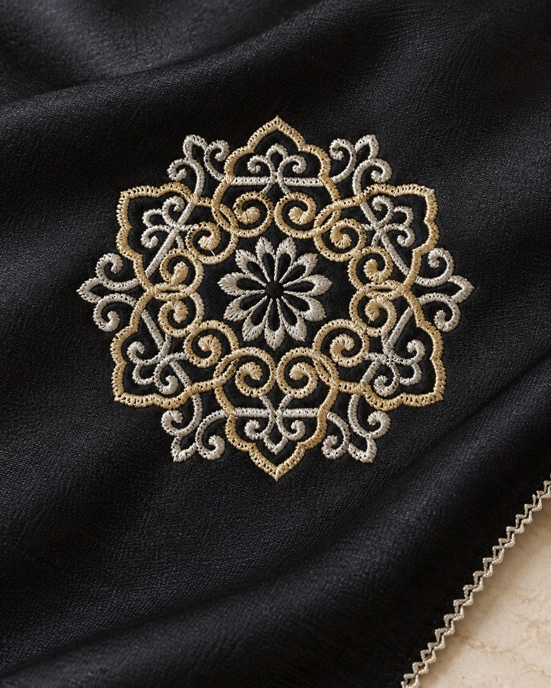 Broderie dorée et argentée sur nappe noire – تطريز ذهبي وفضّي على غطاء أسود
