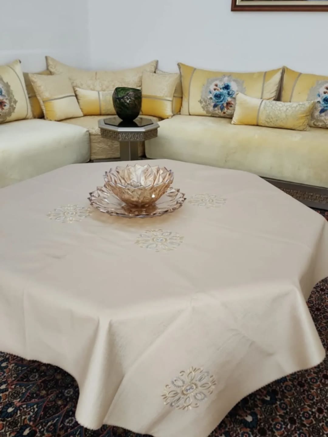 Nappe brodée blanc cassé sur une table de salon marocain – غطاء طاولة مطرّز أبيض عاجي في صالون مغربي
