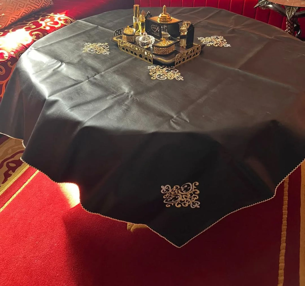 Nappe brodée noire sur une table de salon marocain – غطاء طاولة مطرّز أسود في صالون مغربي