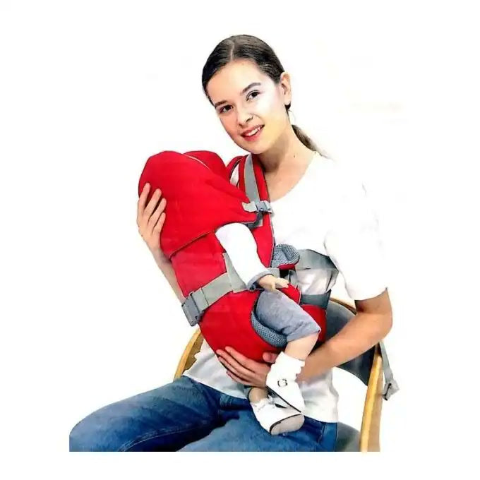 Maman assise avec bébé dans le porte-bébé