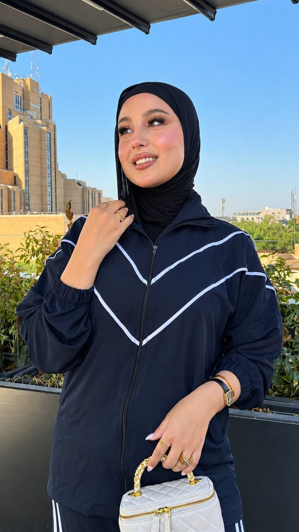 Veste zippée bleu marine à passepoil blanc en V
