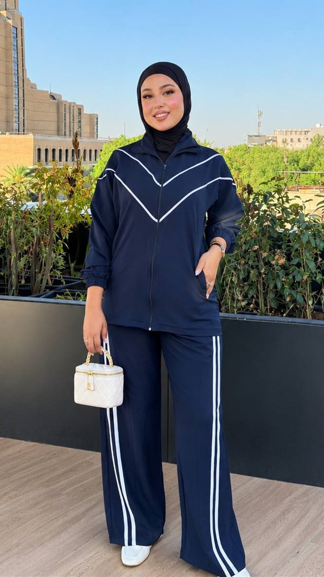 Survêtement femme bleu marine – veste zippée et pantalon large à bandes