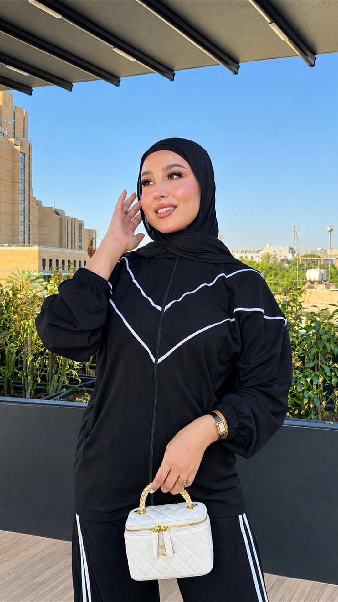 Veste zippée noire à passepoil blanc en V