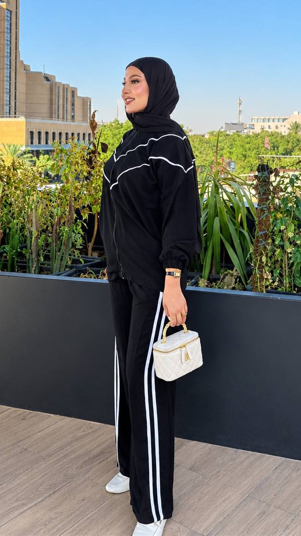 Survêtement femme noir – veste zippée et pantalon large à bandes
