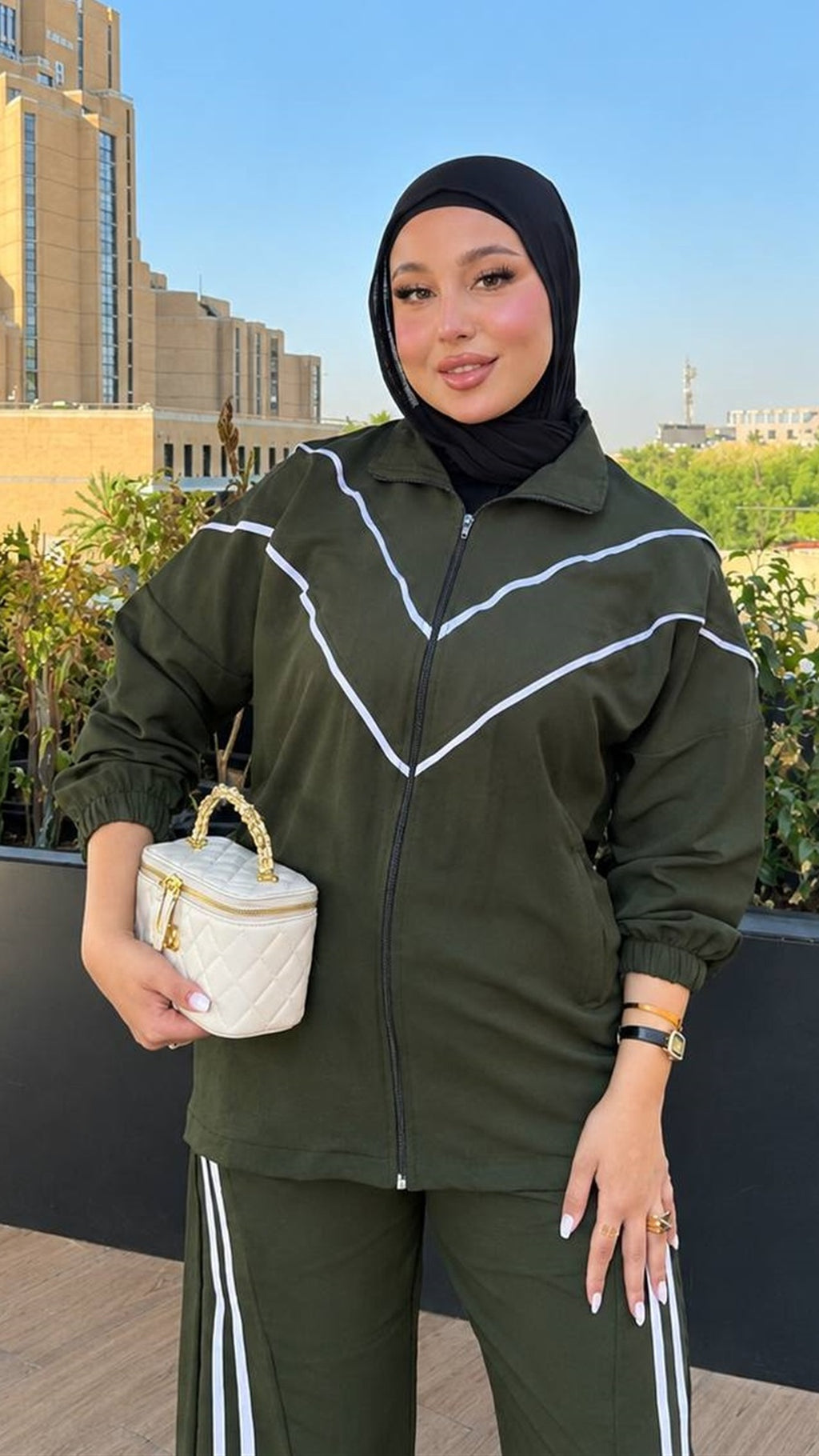 Veste zippée vert olive à passepoil blanc en V
