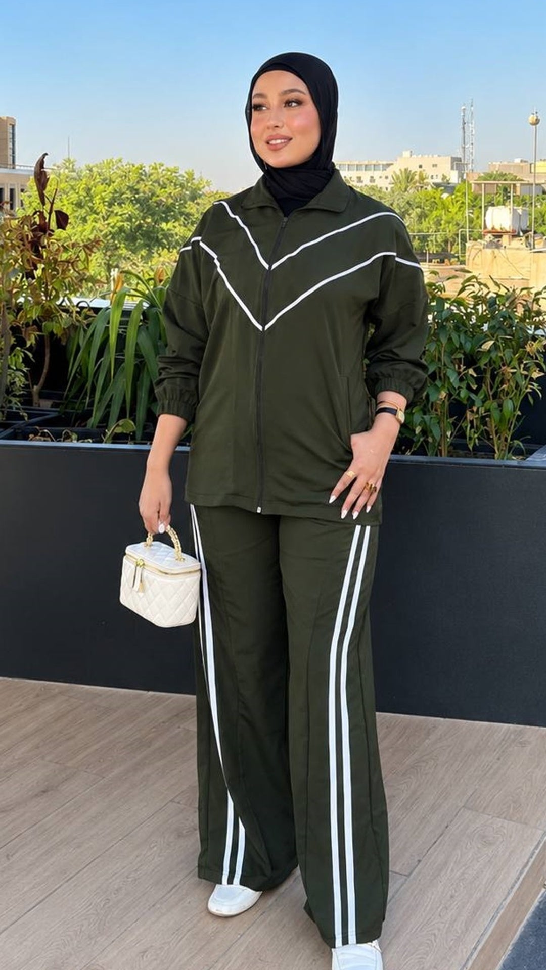 Survêtement femme vert olive – veste zippée et pantalon large à bandes