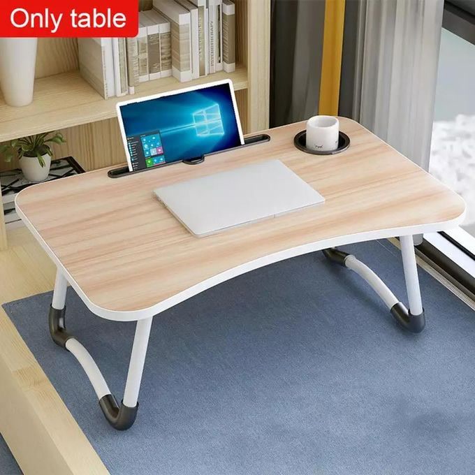 Table pliante posée sur un tapis
